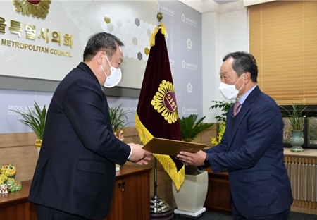 김인호 의장이 김상인 서울특별시의회 인사위원회 위원장에게 위촉장을 수여하고 있다.