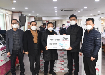 ▲27일 영등포동 주민센터에 라면 150박스를 전달한 주시문 대표(사진 가운데)가 참석자들과 기념촬영을 하고 있다. Ⓒ영등포시대