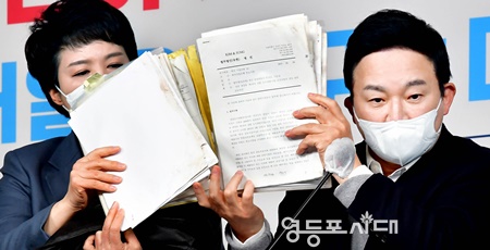 ▲25일 오전 원희룡 국민의힘 대선 정책본부장이 김은혜 공보단장과 여의도 당사에 기자회견을 열고 ‘고속도로에 버려진 ‘대장동 문건’ 보따리 분석 결과를 발표하고 있다. ＠영등포시대