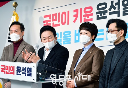 ▲원희룡 국민의힘 대선 정책본부장이 28일 여의도 국민의힘 중앙당사에서 기자회견을 열고 대장동 문서 보따리를 입수한 경위를 설명하고 있다. ＠영등포시대