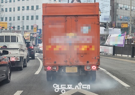 ▲2월 25일 매연을 뿜으며 시내를 질주하고 있는 차량 ＠영등포시대 