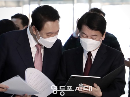 ▲3일 오전 윤석열, 안철수 두 후보가 후보 단일화 기자회견에 앞서 단일화 합의문에 관해 대화를 나누고 있다. ＠영등포시대