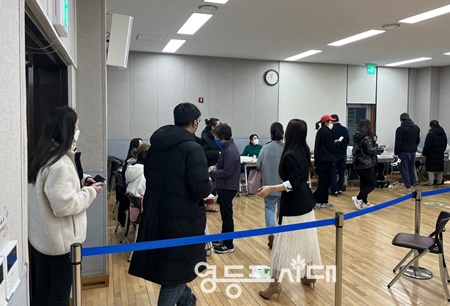 ▲당산2동 주민센터에 마련된 사전투표소 안에서 유권자들이 투표를 위해 순서를 밟고 있다. ＠영등포시대