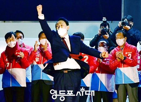 ▲윤석열 대통령 당선인이 3월 10일 새벽 4시 40분쯤 여의도 당사 앞에서 지지자들에게 당선 인사를 세레머니로 하고 있다. Ⓒ영등포시대