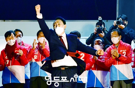 ▲윤석열 대통령 당선인이 3월 10일 새벽 4시 40분쯤 여의도 당사 앞에서 어퍼컷 세레머니로 지지자들에게 당선 인사를 하고 있다. Ⓒ영등포시대