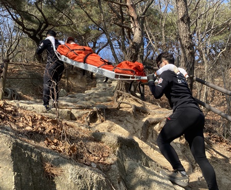 ▲산악사고를 당한 등산객이 119에 구조되고 있다. Ⓒ소방재난본부