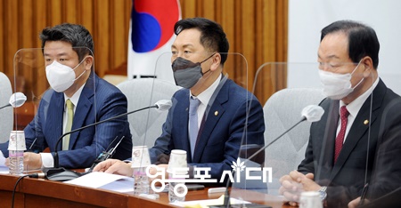  ▲김기현 원내대표가 25일 오전 국회에서 원내대책회의를 열고 “새 정부 출범에 따른 민생개혁법안 처리에 거대 여당이 적극적으로 협조해줄 것”을 당부하고 있다. Ⓒ영등포시대 