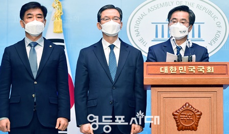 ▲김동연 새로운물결 대표(사진 오른쪽)가 국회 소통관에서 기자회견을 열고 경기도지사 출마를 선언하고 있다. Ⓒ영등포시대