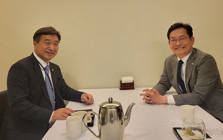 ▲송영길 대표가 법정시한에 맞춰 “주소지를 서울 송파구로 옮겼다”라는 글과 함께 올린 사진 Ⓒ송영길 전 대표 페이스북 갈무리