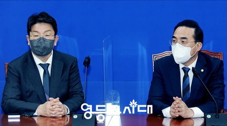 ▲4월 11일 오후 국민의힘 권성동 신임 원내대표가 민주당 박홍근 원내대표를 방문해 덕담을 주고받으며 원만한 국회 운영을 강조하고 있다. Ⓒ영등포시대