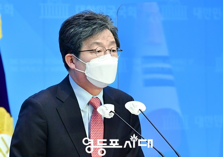 ▲유승민 국민의힘 경기도지사 예비후보가 19일 국회 소통관에서 기자회견을 열고 “경기지사에 출마한 이유는 오직 여러분을 섬기기 위해서다”라며 경기도민의 지지를 호소하고 있다. Ⓒ영등포시대