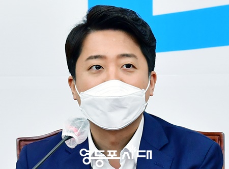 ▲이준석 대표가 4일 오전 국회에서 최고위원회의에서 청문회 일정, 이재명 고문의 계양 출마설 등에 대해 강하게 비판하고 있다. Ⓒ영등포시대