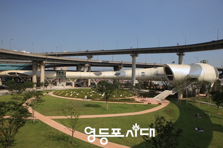 ▲독특한 외관으로 눈길을 끄는 ‘뚝섬 자벌레’ Ⓒ서울시한강사업본부