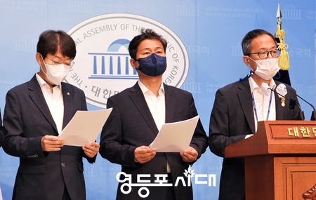 ▲민주당 국회 법제사법위원회 위원 일동이 5월 25일 국회 소통관에서 기자회견을 열고 “윤석열 정부의 검찰 국정 장악 시도를 중단”하라고 주장하고 있다. Ⓒ영등포시대