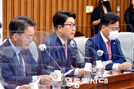 ▲권성동 원내대표(사진 가운데)가 14일 국회에서 열린 원내대책회의에서 모두 발언을 하고 있다. Ⓒ영등포시대