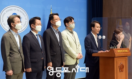 ▲민주당 과학기술정보방송통신위원회 위원 일동이 16일 국회 소통관에서 기자회견을 열고 윤석열 정부의 한상혁 방송통신위원장에 대한 사퇴 협박의 부당성과 방송장악 음모의 문제점을 지적하고 있다. Ⓒ영등포시대