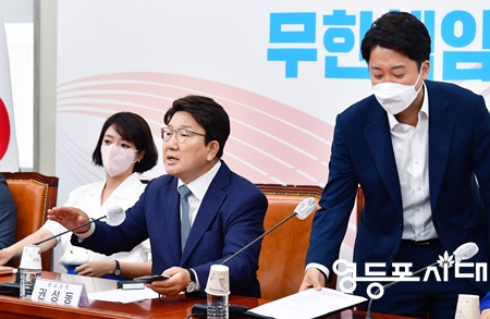 ▲이준석 대표가 배현진 최고위원과의 논쟁 중 자리를 뜨고 있다. Ⓒ영등포시대