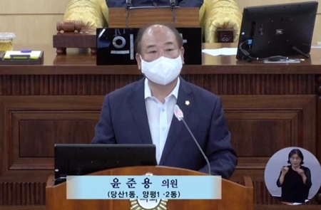 ▲윤준용 의원이 5분 발언을 통해 “지역 현안들을 서울시와 원활한 협력체계를 통해 성과를 거둘 수 있기를 바란다”라고 밝히고 있다. Ⓒ영등포구의회 인터넷방송 캡처