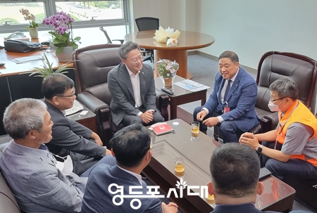 ▲간담회에 참석한 임석환 횡성지부장, 최창옥 속초지부장, 황국범 경기본부 수석부위원장, 박정하 국민의힘 의원, 홍순탁 위원장, 박호군 원주지부장, 공병삼 홍보국장(왼쪽부터) Ⓒ한국노총 소방노조