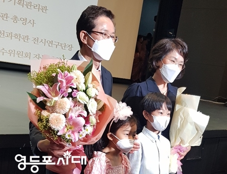 ▲최호권 구청장이 화동으로부터 취임 축하 꽃다발을 받고 기념촬영을 하고 있다. Ⓒ영등포시대