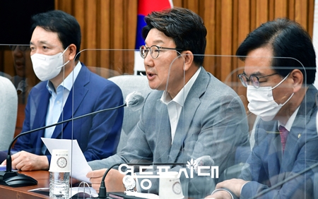 ▲권성동 원내대표가 8일 국회에서 열린 원내대책회의 모두 발언에서 “당 입장에서 매우 불행한 일이다”라고 밝히고 있다. Ⓒ영등포시대 