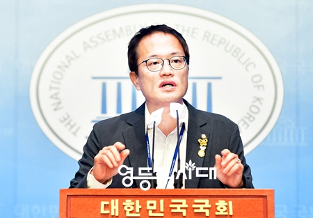 ▲박주민 의원이 8일 국회 소통관에서 기자회견을 열고 “강한 민주당을 만들겠다”라며 당대표 출마를 선언하고 있다. Ⓒ영등포시대