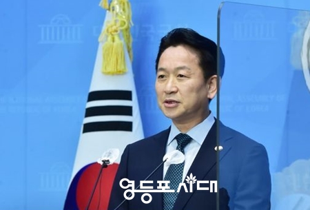 ▲민주당 고영인 의원은 13일 국회 소통관에서 기자회견을 열고  8월 28일 민주당 전당대회 최고위원 선거의 출마를 선언하고 있다. Ⓒ영등포시대 