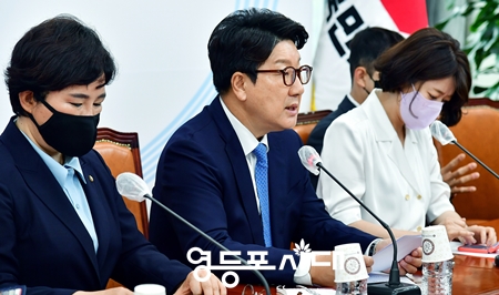 ▲국민의힘 권성동 당대표 직무대행 겸 원내대표(사진 가운데)가 4일 오전 국회에서 열린 최고위원회에 참석해 모두 발언을 하고 있다.Ⓒ영등포시대