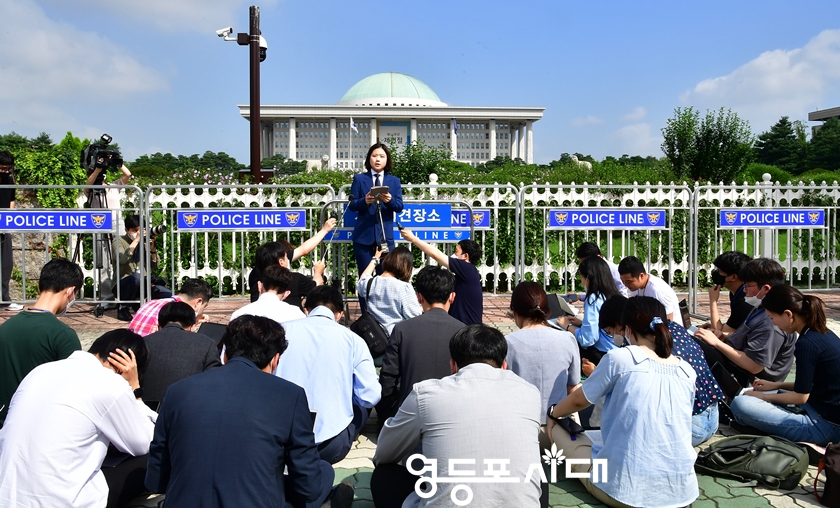 ▲박지현 전 민주당 비대위원장이 15일 국회 정문 앞에서 기자회견을 열고 “도전하겠다. 기회를 주시고 응원해 주시라”라며 당대표 출마를 선언하고 있다. Ⓒ영등포시대