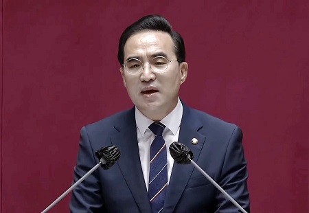 ▲민주당 박홍근 원내대표가 20일, 제398회 국회(임시회) 교섭단체 대표연설에서 윤석열 대통령을 향해 “국민의 목소리에 귀를 기울이고 국정운영의 기본으로 돌아오라”라고 말하고 있다.Ⓒ국회방송 캡처