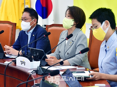 ▲정의당 이은주 원내대표(사진 가운데)가 26일 국회에서 열린 의원총회 모두 발언에서 “입법부 합의 없는 경찰의 민주적 통제는 어불성설, 윤석열 정부는 통치의 책임 숙고해야 한다”라고 밝히고 있다. Ⓒ영등포시대