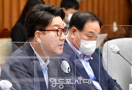  ▲국민의힘 권성동 당대표 직무대행 겸 원내대표 26일 국회에서 원내 대책 회의에서 “경찰의 어떠한 집단행동도 절대 용납할 수 없다”라며 “책임을 물어야 한다”라고 주장하고 있다. Ⓒ영등포시대 