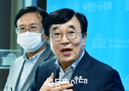 ▲국민의힘 전국위원회 의장인 서병수 의원이 8월 3일 국회 소통관 브리핑에서 기자회견을 열고 국민의힘 비대위 구성 등의 절차와 시기에 대해 밝히고 있다. Ⓒ영등포시대