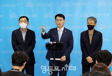 ▲민주당 박용진 민주당 당 대표 후보(사진 가운데)가 8일 오전 국회 소통관에서 기자회견을 마친 뒤 기자들의 질문에 답하고 있다. Ⓒ영등포시대