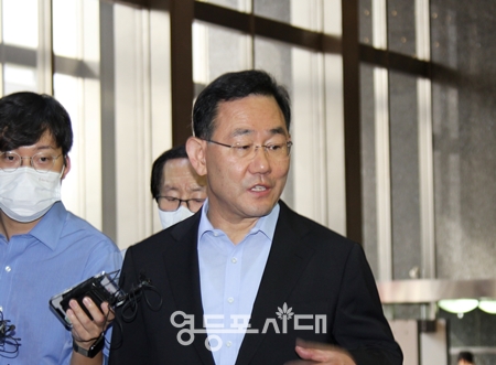 ▲주호영 국민의힘 비대위원장이 8월 16일 오전 출근길 국회 로텐더홀 앞에서 기자들과 만나 “비대위원 명단을 16일 오후 의원총회에서 공개할 예정이다”라고 밝히고 있다.Ⓒ영등포시대