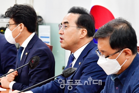 ▲민주당 박홍근 원내대표가 8월 16일 오전 국회에서 원내대책회의을 열고 윤석열 대통령의 광복절 경축사에 대해 “국민의 기대를 저버렸다”라고 비판하고 있다. Ⓒ영등포시대