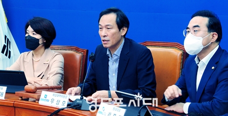 ▲민주당 우상호 비상대책위원장이 19일 비상대책위원회를 열고 윤석열 대통령실이 발표한 일부 개편안에 대해 “이것은 쇄신이 아니다”라며 강하게 비판하고 있다. Ⓒ영등포시대 