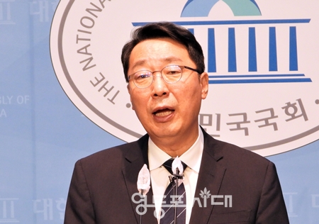 ▲민주당 8.28 전당대회 최고위원으로 출마해 경쟁을 벌여온 윤영찬 의원이 22일 국회 소통관에서 최고위원 후보 사퇴 기자회견을 하고 있다. Ⓒ영등포시대