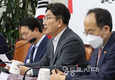 ▲국민의힘 권성동 원내대표(사진 오른쪽에서 두 번째)가 24일 국회에서 2023년도 예산안 편성 방향을 논의하는 당정협의회를 열고 모두 발언을 하고 있다. Ⓒ영등포시대