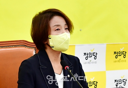 ▲정의당 이은주 비상대책위원장 25일 국회에서 비상대책위원회를 열고 “대통령과 여야 의원들이 수시로 만나 정책을 두고 토론하자”라며 이에 대한 공개 질의를 하고 있다. Ⓒ영등포시대