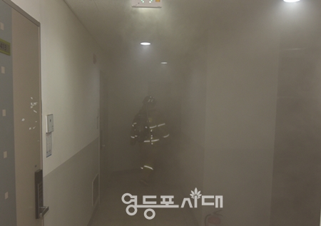 ▲8월 25일 새벽 영등포구 대림동의 한 도시형 생활주택 주방에서 발생한 화재 현장에서 영등포소방서 소방대원이 화재 진압을 위해 진입하고 있다. Ⓒ영등포소방서