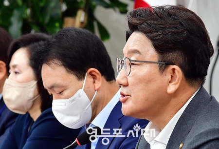 ▲국민의힘 권성동 원내대표(사진 오른쪽)가 8월 29일 국회에서 열린 비상대책회의 모두 발언에서 원내대표에서 지금 당장 물러날 뜻이 없음을 밝히고 있다. Ⓒ영등포시대