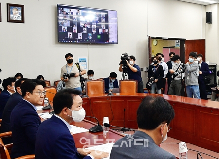 ▲국민의힘 권성동 원내대표(사진 오른쪽에서 세번째)가 6일 국회에서 시·도당 위원장 태풍 피해 점검 화상회의를 개최하고 있다. Ⓒ영등포시대