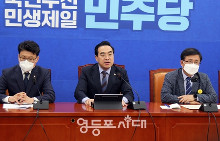 ▲민주당 박홍근 원내대표(사진 가운데)가 6일 국회에서 열린 원내대책회의 모두 발언에서 “태풍 힌남노로의 피해가 집중된 지역에 대한 복구를 신속히 집행해야 한다”라고 강조하고 있다. Ⓒ영등포시대