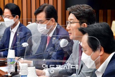 ▲국민의힘 권성동 원내대표가 7일 국회에서 원내대책회의를 열고 “민주당 이재명 대표는 검찰의 출석요구에 응하지 않고 특검을 운운하는 모습이 기괴하다”라고 밝히고 있다. Ⓒ영등포시대