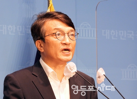  ▲민주당 김의겸 대변인이 7일 국회 소통관에서 갖은 브리핑을 통해 감사원이 전현희 권익위원장에 대한 감사를 연장한 것에 대해 강하게 비판하고 있다. Ⓒ영등포시대 