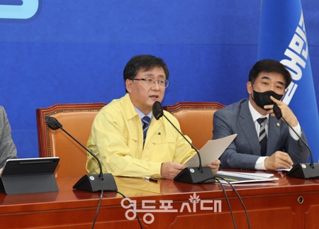 ▲김성환 정책위의장(사진 왼쪽)이 “태풍 피해가 큰 지역에 당장 재난지원금 최대 200만 원을 현실화하는 것이 급한 일이다”라고 강조하고 있다. Ⓒ영등포시대 