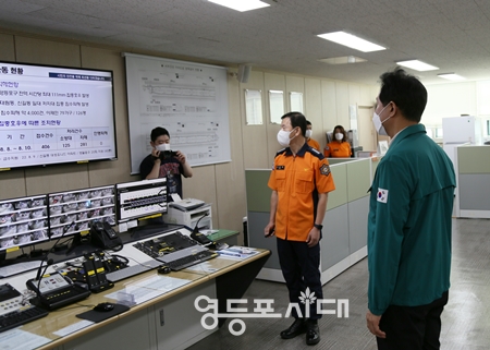 ▲오세훈 서울시장이 9일 오후 추석 연휴를 맞아 영등포소방서를 방문해 소방 안전 대책을 묻고 직원들을 격려하며 애로사항을 듣고 있다. Ⓒ영등포소방서