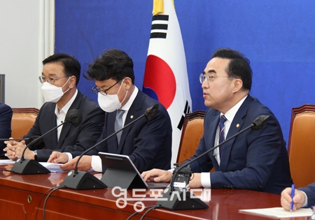 ▲민주당 박홍근 원내대표가 13일 오전 국회에서 원내대책회의를 주제하고 “여당은 연휴에도 당권 다툼에 매몰돼 집권당으로 책임을 방기했다”라고 강하게 비판하고 있다. Ⓒ영등포시대