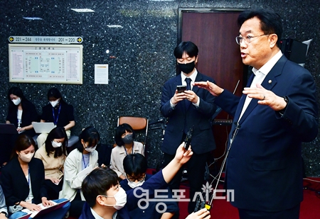 ▲정진석 비상대책위원장은 9월 13일 오전 국회 출근길에서 비대위원 구성과 관련한 기자들의 질문에 답하고 있다. Ⓒ영등포시대